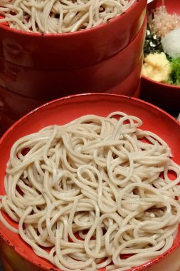 İçi soba eriştesi dolu kırmızı kaseler.