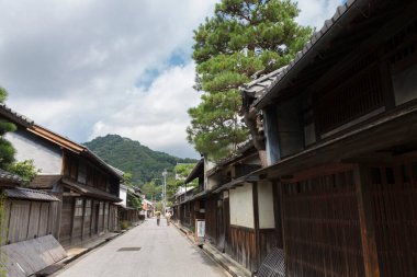 Ahşap evleri olan sessiz geleneksel Japon caddesi