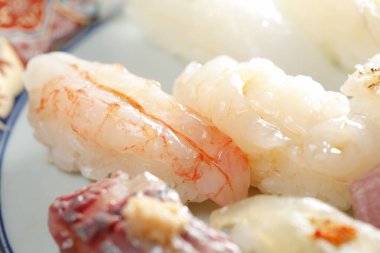 Asya yemeği, karidesli sush. 