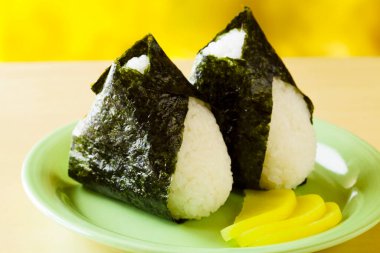 Onigiri, Japon yemeği, Japon pirinç topları, tabakta şekilli pirinç üçgeni. 