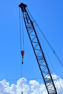 Mavi gökyüzü arka planında inşaat vinci