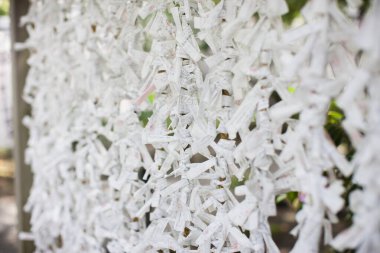 Beyaz kağıt şeritler dışarıda asılı.