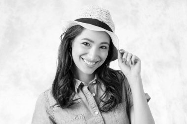 Hasır şapkalı ve gömlekli güzel Asyalı kadın..