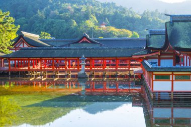 Japonya Miyajima 'daki güzel Itsukushima Tapınağı