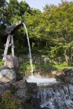 Bahçedeki eski ahşap çeşme