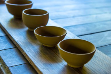 Ahşap masada boş seramik kaseler