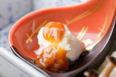 Asya 'nın gerçek tadı bir restoranda servis edilir ve belgelenir.