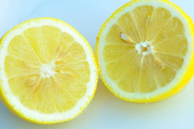 Yakın plan - beyaz arkaplanda izole edilmiş taze dilimlenmiş limon görüntüsü