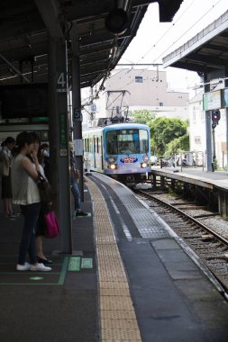 Kanagawa, Japonya: Enoden Kamakura İstasyonu platformu ve halkı