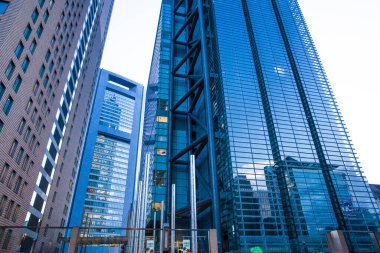 Alacakaranlıktaki yüksek binalar - Shinjuku, Tokyo, Japonya Tokyo istasyonu