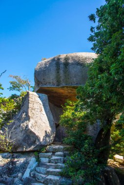Misen Dağı 'ndaki Kuguri Kayası, Japonya' nın Hiroşima Bölgesi 'ndeki Miyajima Adası' nın en yüksek zirvesi.