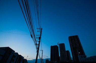 Akşamları modern şehirde gökdelenler 