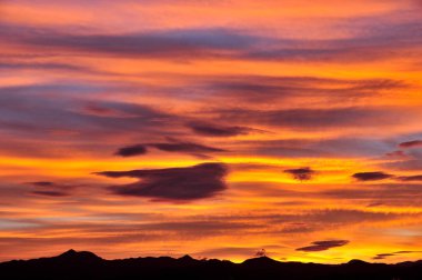 Güzel günbatımı gökyüzü Dağların üzerinde bulutlarla        