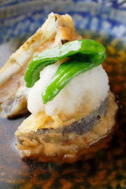 Yeşil biberli gurme balık yemeği.