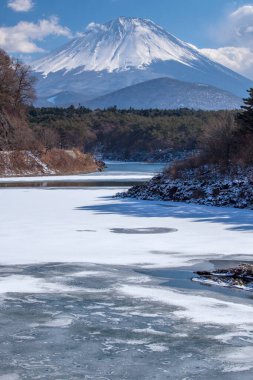 Fuji dağı ve gölü karla kaplı, Japonya