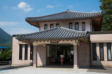 Şehirde geleneksel Japon tarzı bir ev.