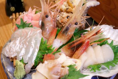 Masadaki deniz ürünleri tabağı.