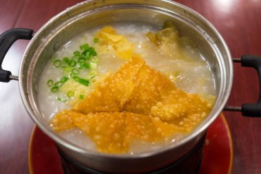 Japon çorbası, balık ve kase pilav manzarası.