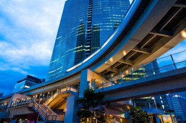 Tokyo, Japonya. Akşamları metro istasyonu olan şehir manzarası 