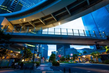 Tokyo, Japonya. Akşamları metro istasyonu olan şehir manzarası 