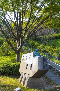 Japon Metni ve Küçük Okuma Heykeli Parkta Taş Anıtı