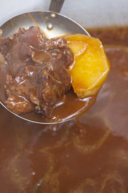 Sebzeli sığır güvecinin mutfak fotoğrafı.