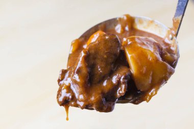 Sebzeli sığır güvecinin mutfak fotoğrafı.