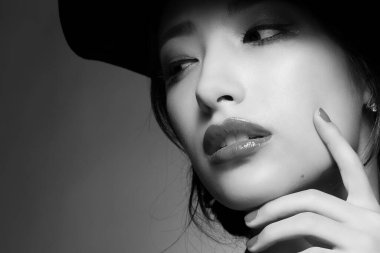 Siyah şapkalı güzel Asyalı kadın, moda portresi ve güzellik konsepti..