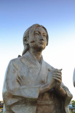 Japon parkında gündüz vakti Asya heykeli 