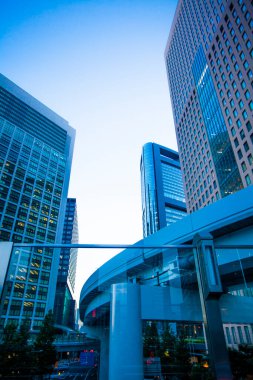 Tokyo, Japonya. Akşamları metro istasyonu olan şehir manzarası 