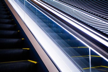 Chuo Ward, Tokyo 'da. Tokyo İstasyonu 'nun oradaki Yaesu' da yürüyen merdiven. İstasyonla bütünleşen binaların adı Gran Tokyo