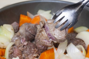 Sebzeli sığır güveci pişirmek