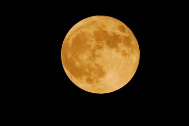 Karanlık gökyüzünde dolunay.