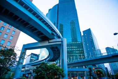 Tokyo, Japonya. Akşamları metro istasyonu olan şehir manzarası 