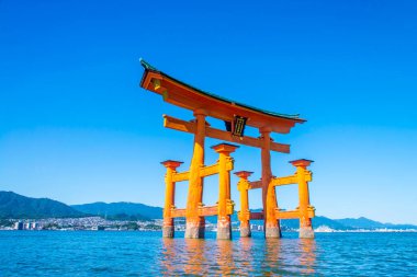 Torii denizde inşa edildi, Miyajima, Japonya