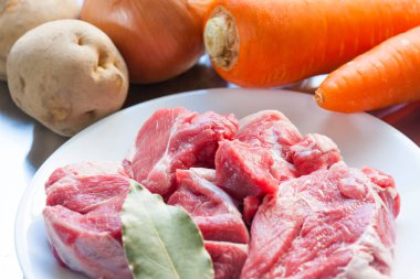 Taze çiğ et parçaları ve sebzeler pişirmeye hazır. 