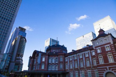 Gündüz vakti Tokyo istasyonu ve iş binaları