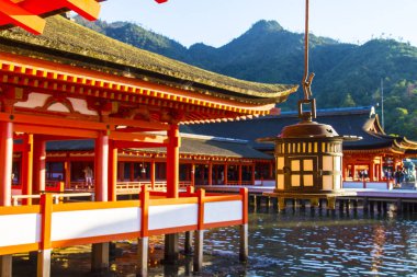 Japonya Miyajima 'daki güzel Itsukushima Tapınağı