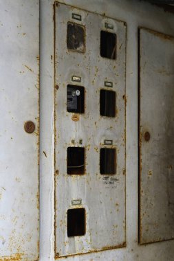 Elektrik kablolarıyla elektrik prizi