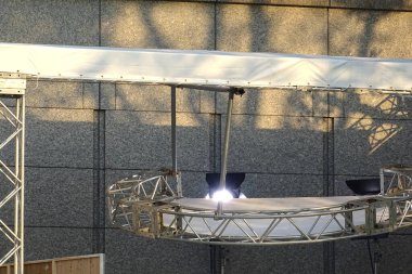 Duvarda spot ışıkları olan metal kiriş yapısı