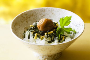 Kase içinde chuka salatası olan taze pişmiş beyaz pirinç.