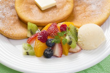 Dondurma ve böğürtlenli krep manzarası