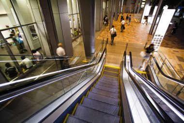 Chuo Ward, Tokyo 'da. Tokyo İstasyonu 'ndaki insanlar