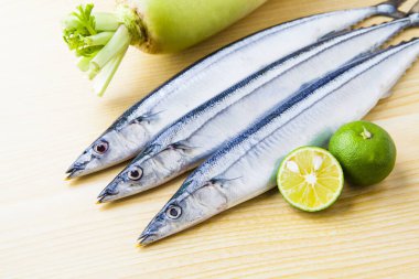 Limonlu taze balık ve ahşap zemin üzerinde Japon turpu..