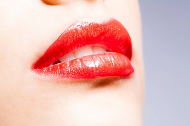 Stüdyoda şık makyajlı güzel Asyalı bir kadının yakın plan fotoğrafı.