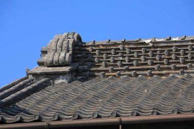 Japonya 'da bir evin çatısında.