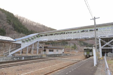 Tren demiryolunda ilerliyor.