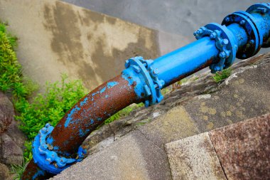 Şehirdeki eski paslı boru.