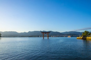 Itsukushima Tapınağı 'nın Hiroshima' daki Miyajima 'daki gövde kapısı.