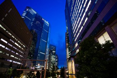 Geceleri gökdelen - Marunouchi, Tokyo, Japonya 
